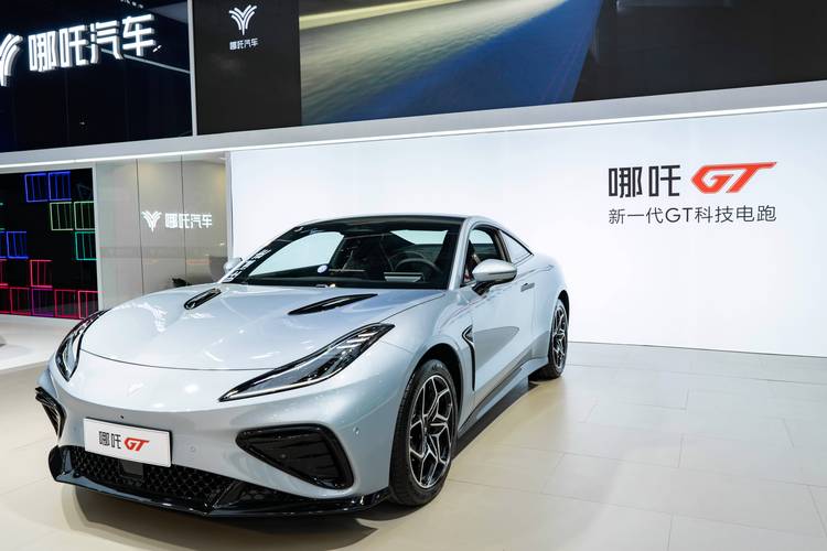 深圳190哪吒汽车在智能汽车领域的表现，领途汽车在新能源汽车市场中的影响力